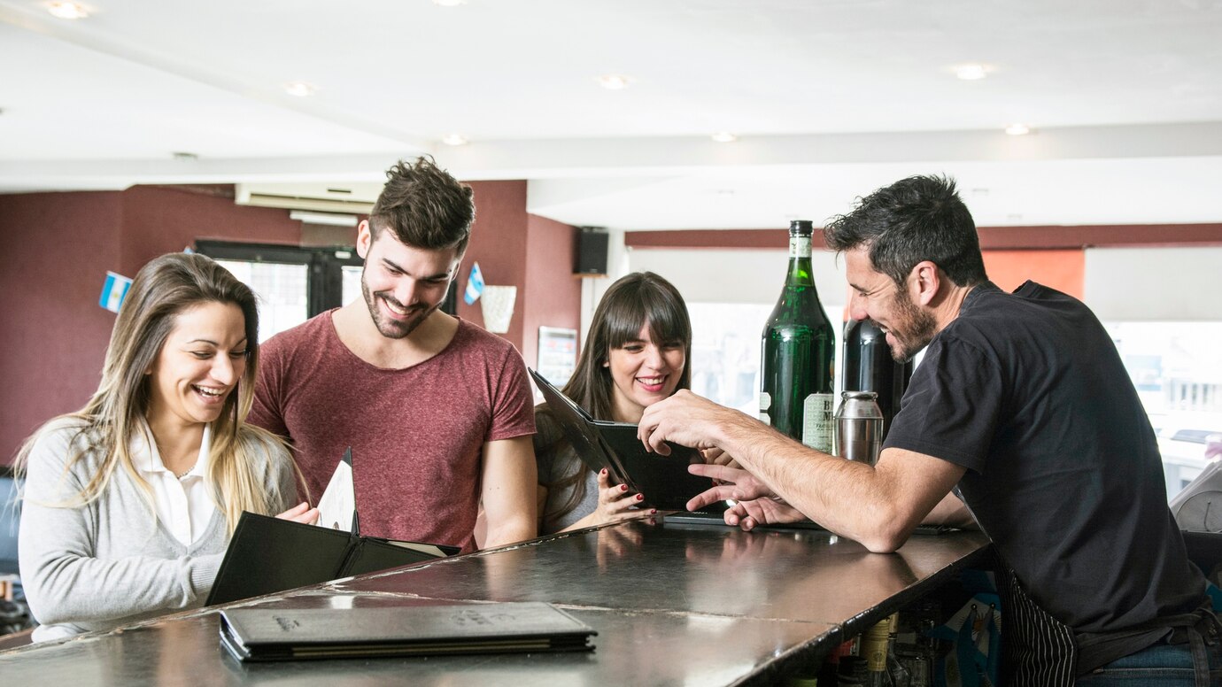 clientes-sonrientes-barra-bar_23-2147874461